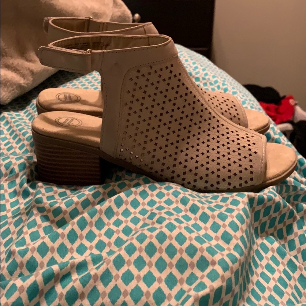 Heels - Picture 3 of 4